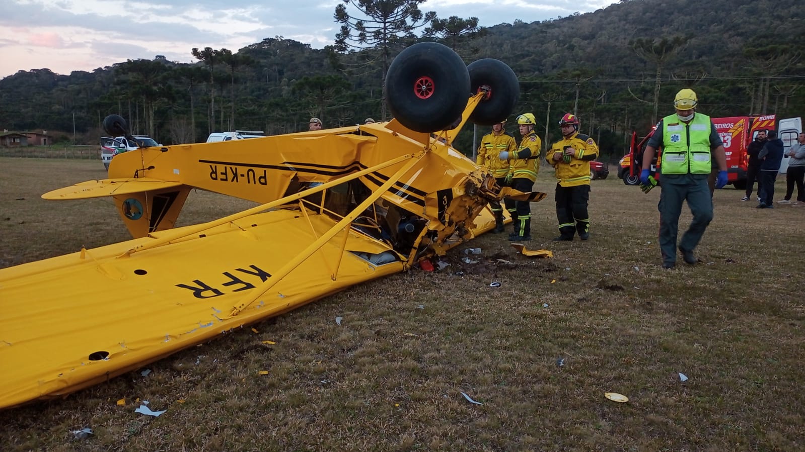 Avião monomotor cai, empresário morre e mulher fica em estado grave em SC