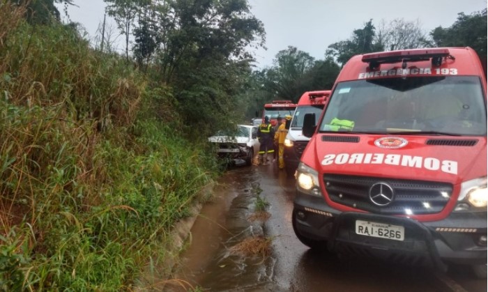 Homens ficam feridos após saída de pista na BR-282