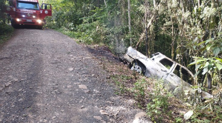 Carro pega fogo após acidente no interior e deixa motorista ferido