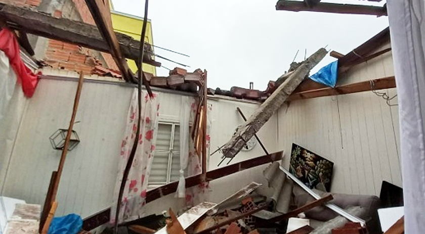 Moradora sobrevive após muro cair sobre a casa devido ao forte temporal em Chapecó