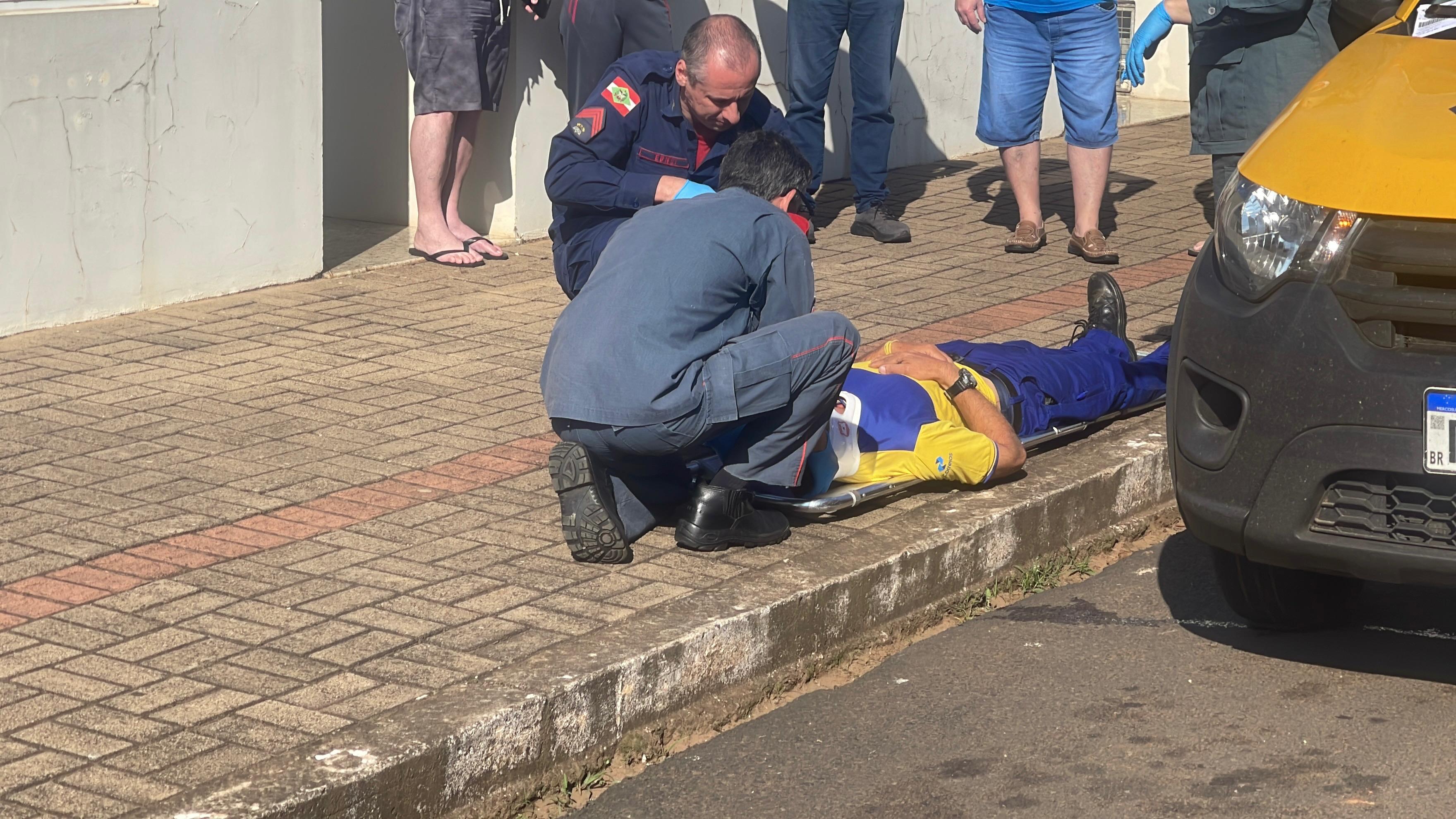Trabalhador dos Correios é atropelado ao entrar no carro