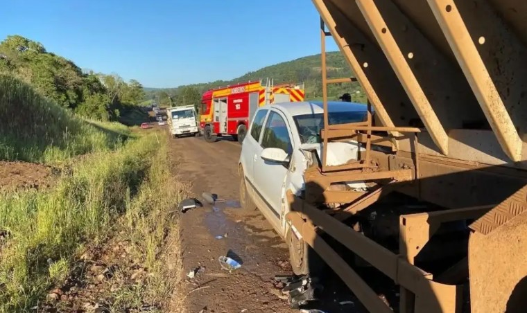 Homem sofre ferimentos em colisão entre carro e caminhão na rodovia SC-305