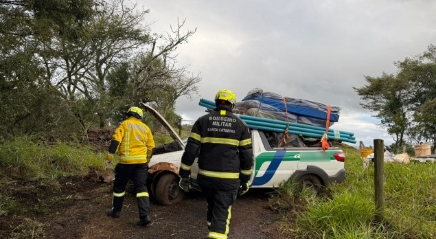 Argentinos escapam ilesos após saída de pista seguida de tombamento entre São Miguel do Oeste e Maravilha