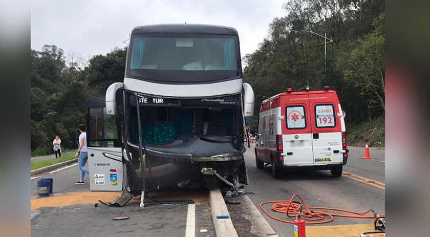 Ônibus de empresa de turismo de SMOeste se envolve em acidente com morte na BR-470