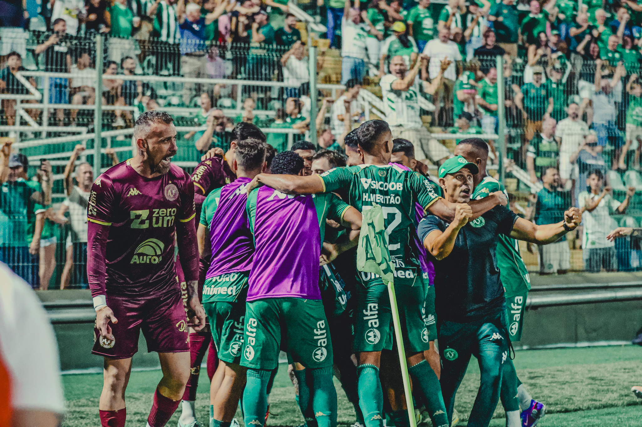 Chapecoense arranca empate com o Coritiba em jogo de seis gols na Série A