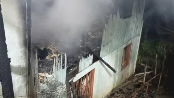 Policiais militares salvam 10 pessoas de casa em chamas; duas pessoas morreram na ocorrência