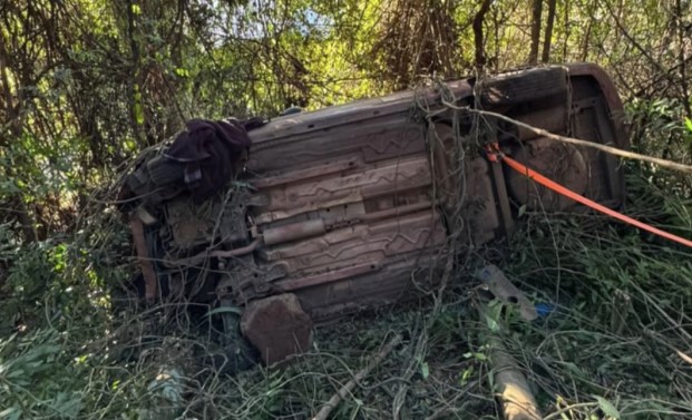 Mulher e filho ficam feridos após carro capotar em ribanceira na SC-283