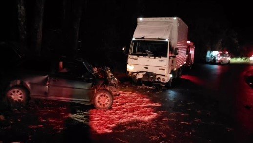 Colisão entre carro e caminhão deixa duas pessoas presas nas ferragens em Seara