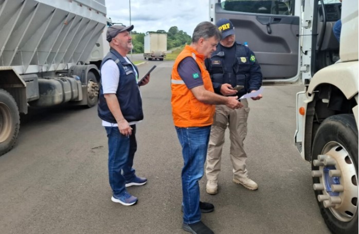 Irregularidades são identificadas em fiscalização de veículos que transportam produtos perigosos na BR-282