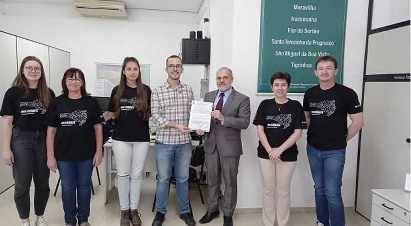 Vereador Vinícius Ventura entrega Moção de Aplausos em homenagem às pessoas que trabalharam nas eleições
