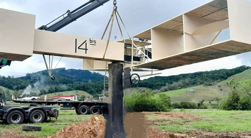 Réplica do avião 14 Bis é instalada em município catarinense