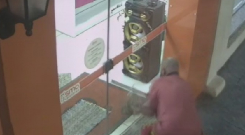 Homem tenta quebrar vidraça para furtar loja de celulares