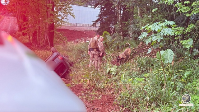 Perseguição policial termina em capotamento no bairro Santa Rita