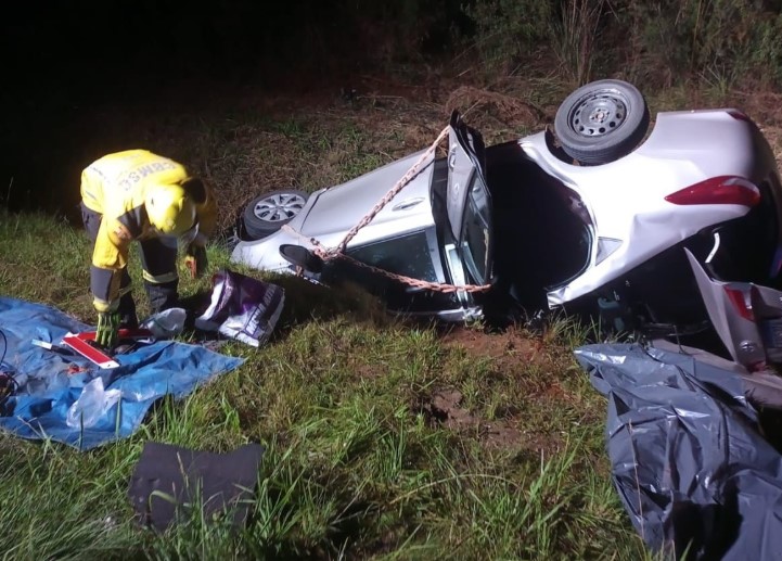 Idoso de 80 anos morre em grave acidente com três veículos na BR-282