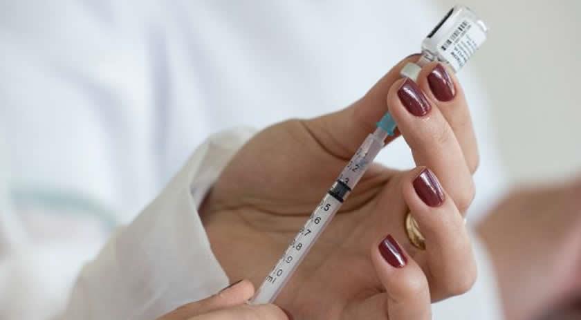Segunda dose de reforço contra a Covid-19 passa a ser recomendada para idosos com 70 anos ou mais