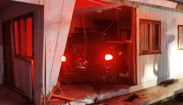 Motorista foge da PM, derruba parede e invade casa com carro em SC