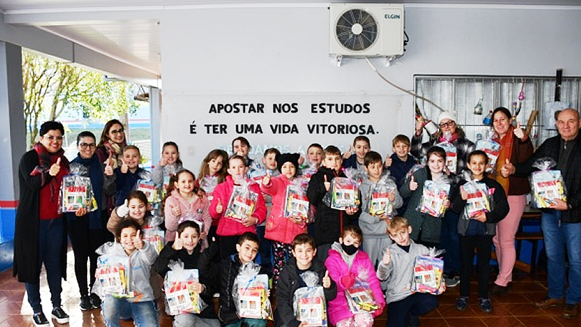 Educação entrega cerca de 1.400 kits escolares