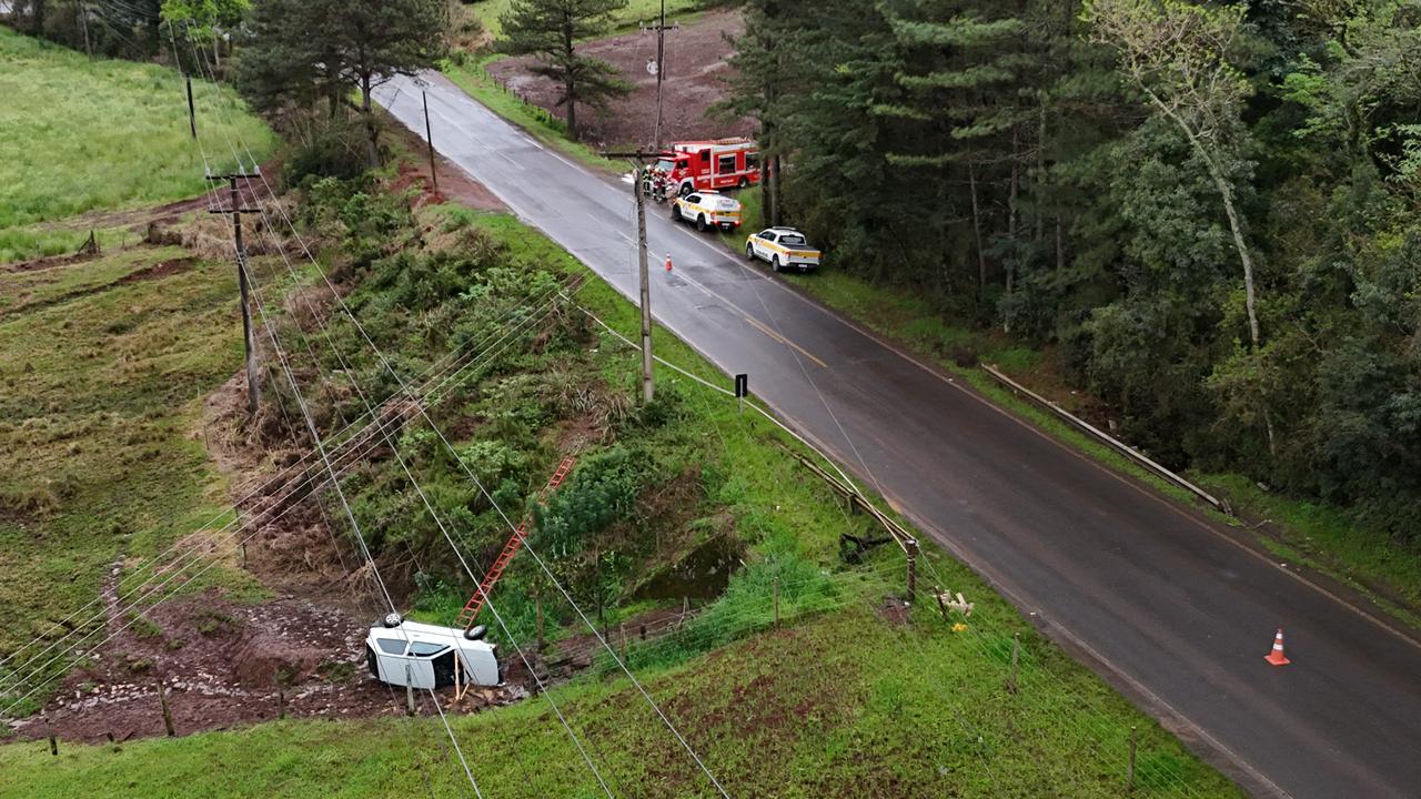 Idoso morre ao sair da pista e tombar veículo em barranco na SC-355