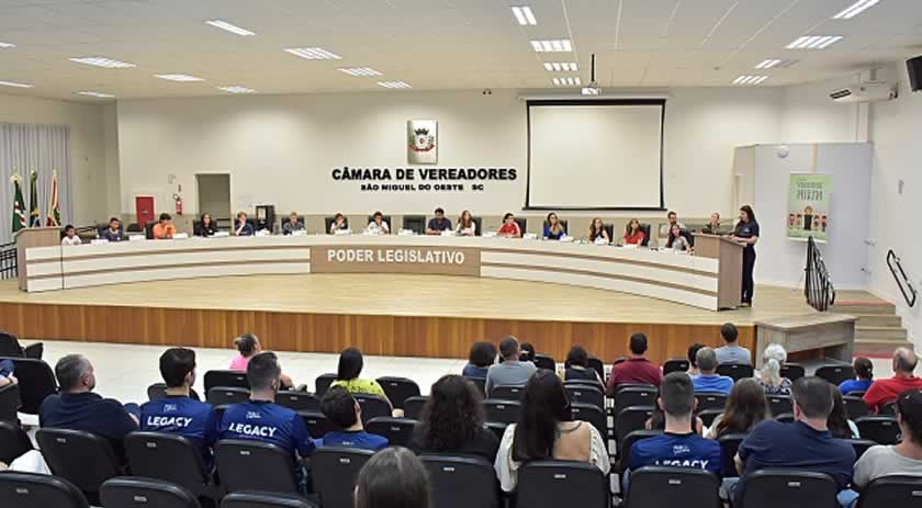 Na primeira sessão do ano, vereadores mirins compõem comissões