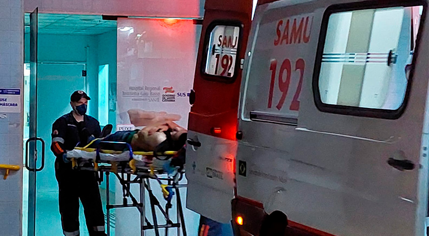 Jovens são esfaqueados e ficam gravemente feridos