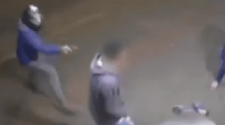 Homem armado invade estabelecimento e atira contra jovens