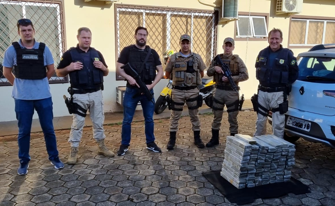 Ação conjunta PRF, PM e Civil apreende 120 kg de maconha e prende quatro envolvidos