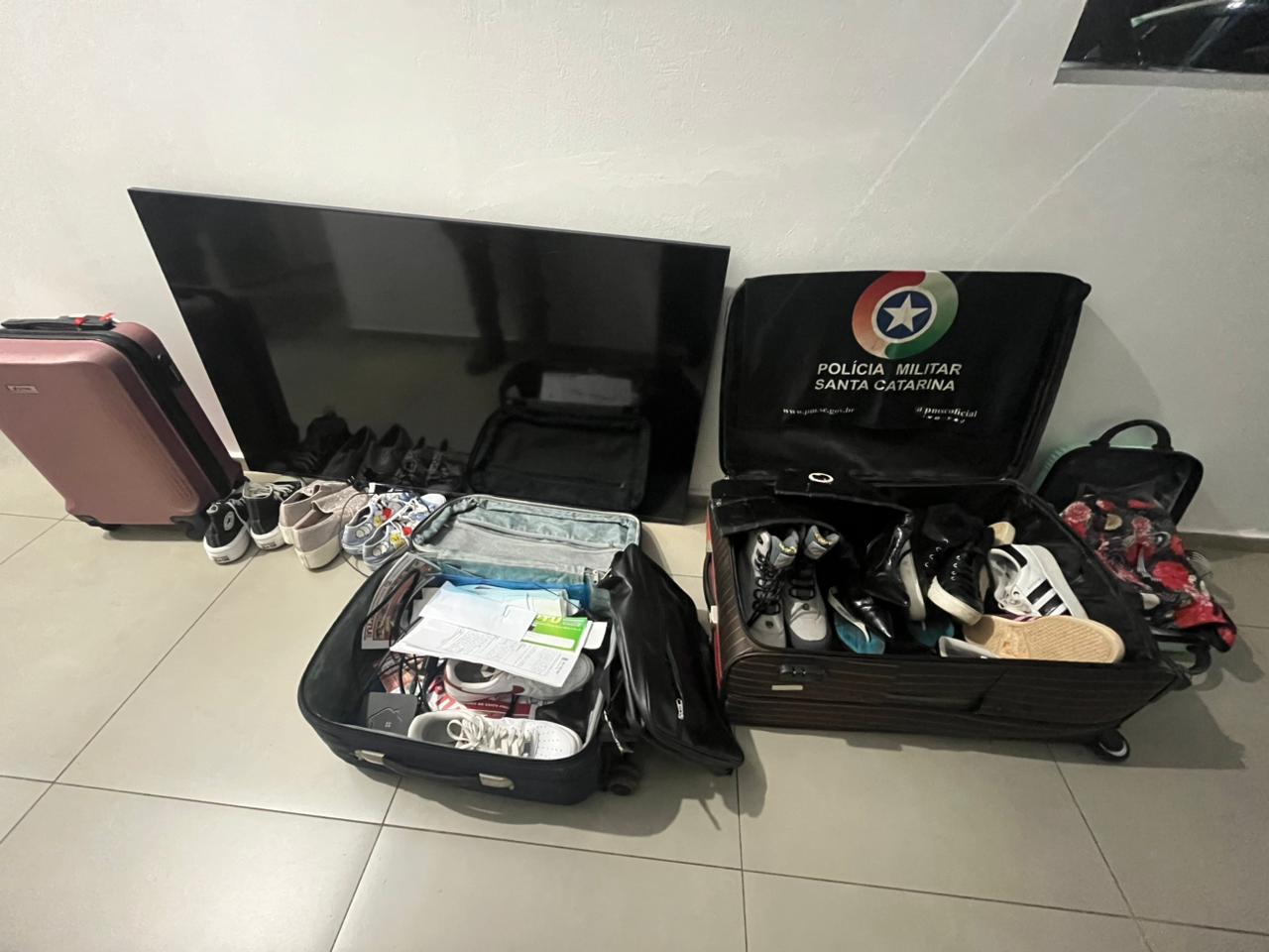 Televisor, roupas, tênis e malas são recuperados próximo à aduana após suspeito fugir para a Argentina