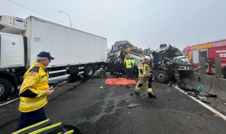 Engavetamento entre 14 veículos deixa ao menos 4 feridos na BR-101