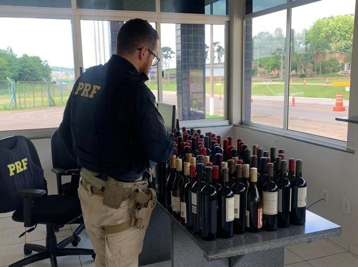 PRF apreende 105 garrafas de vinho argentino importadas irregularmente na BR 282 em Pinhalzinho