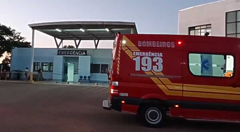 Homem é socorrido pelos Bombeiros após cair do telhado
