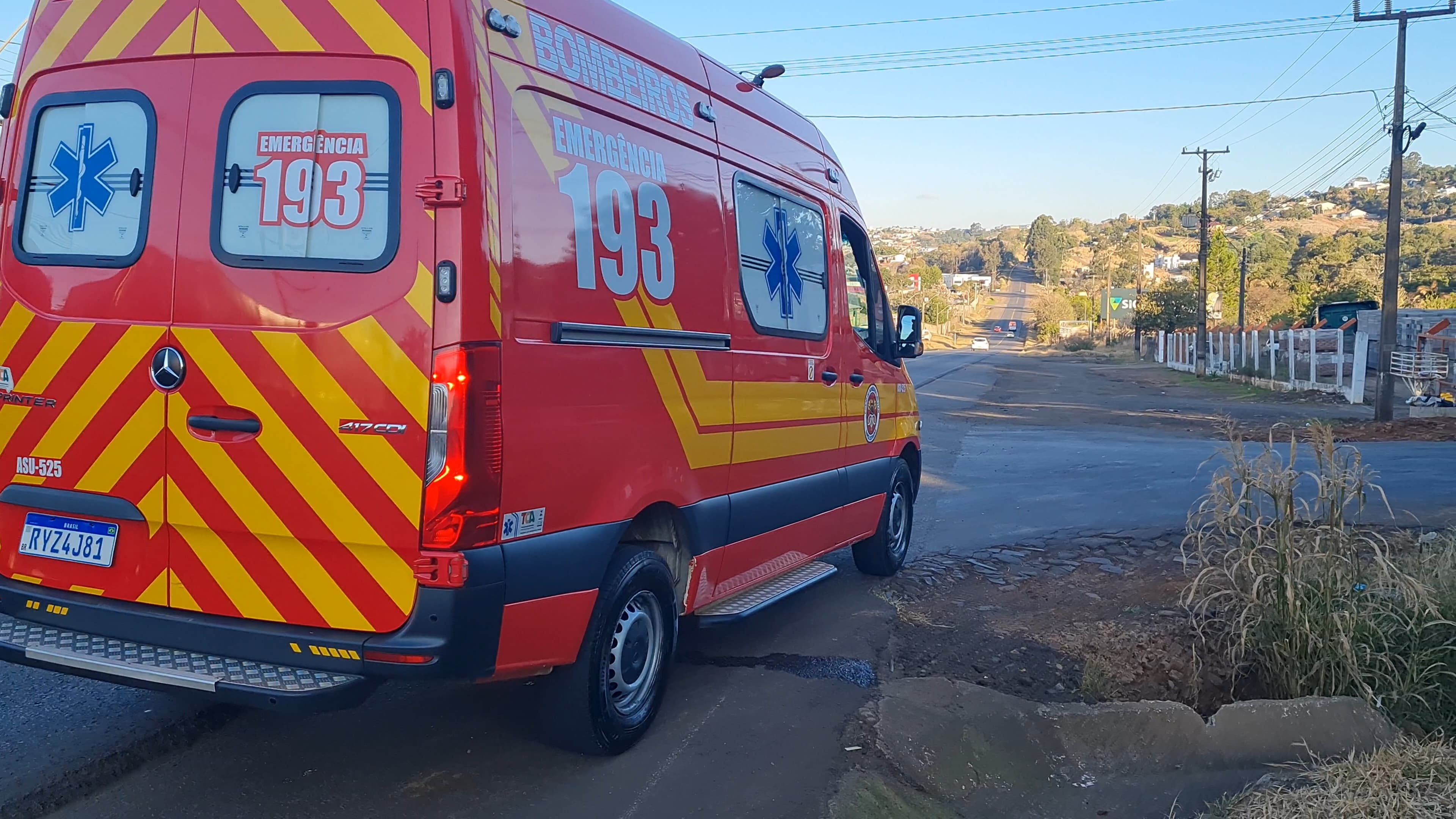 Poste cede e trabalhador sofre queda de 7 metros