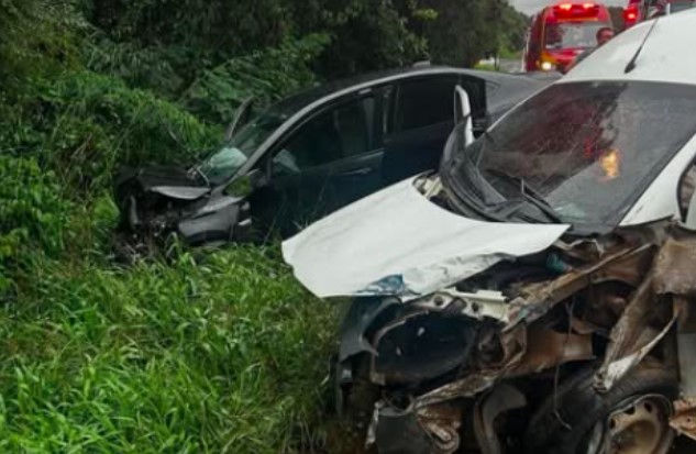 Colisão entre dois carros e ônibus deixa quatro feridos na PR-158