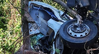 Caminhoneiro fica ferido após saída de pista na BR-282 em Cordilheira Alta