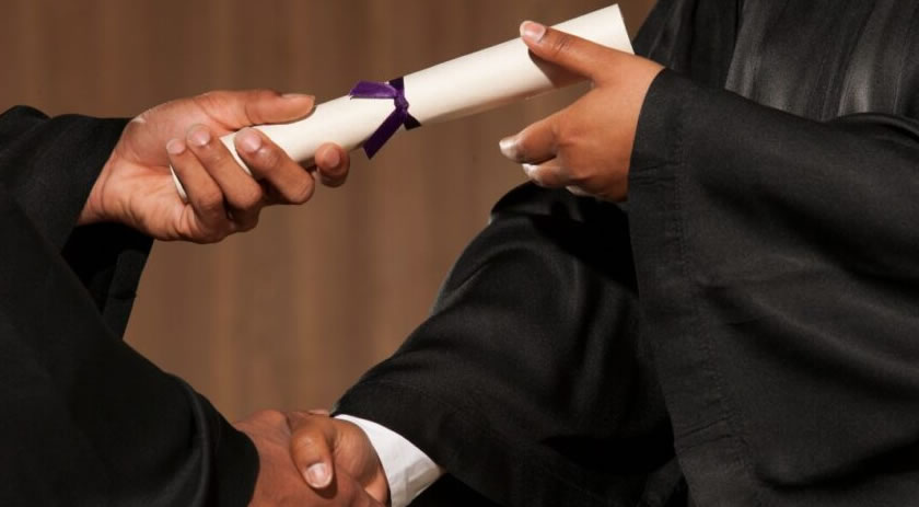 O que muda após governo parar de emitir diploma de papel no Brasil