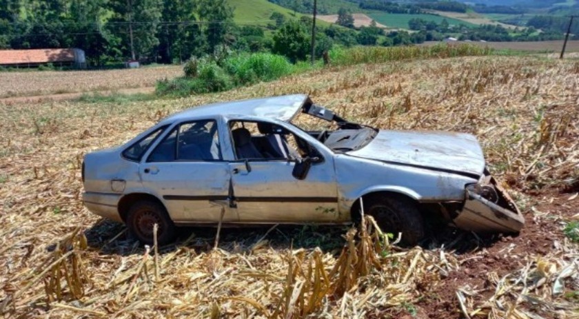Carro capota e deixa cinco pessoas feridas em Modelo