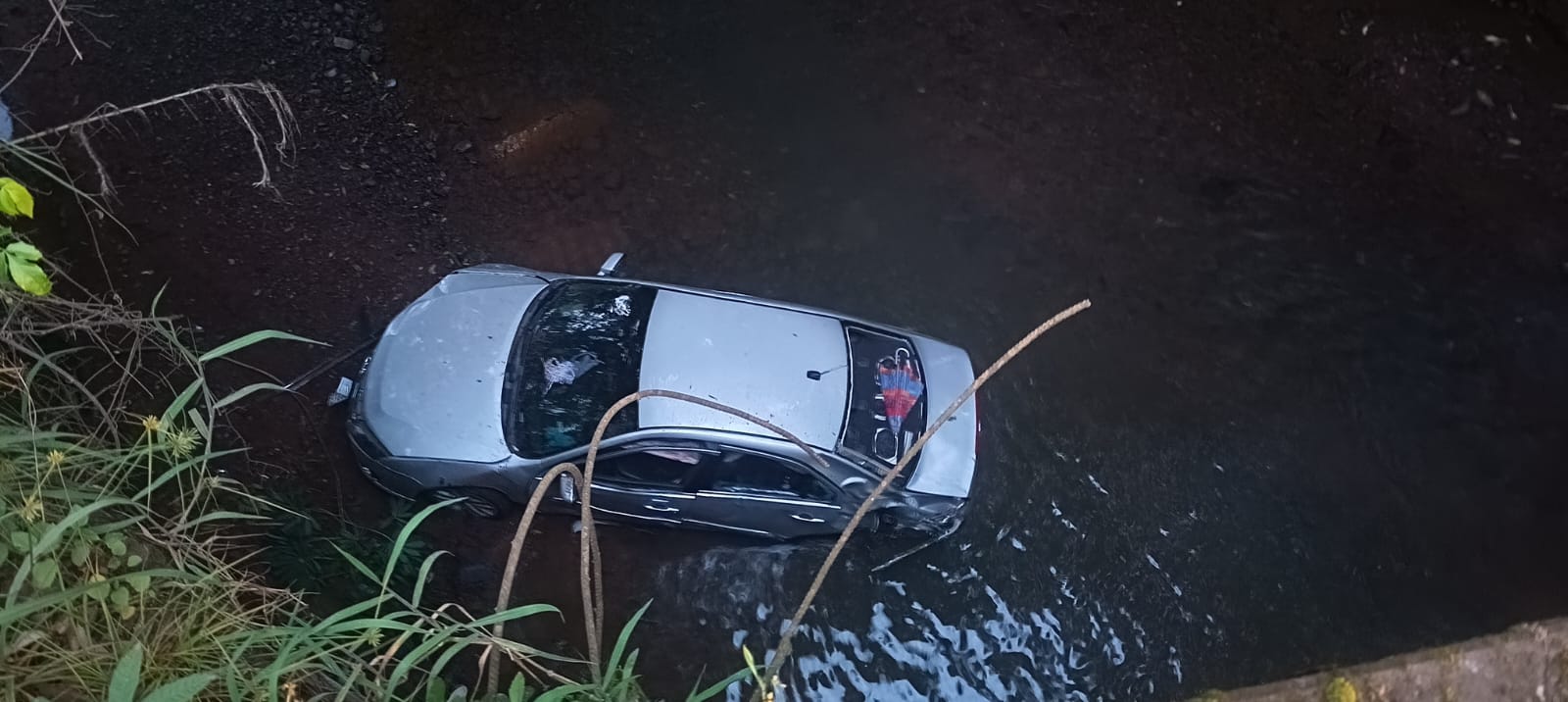 Carro com três pessoas cai em rio