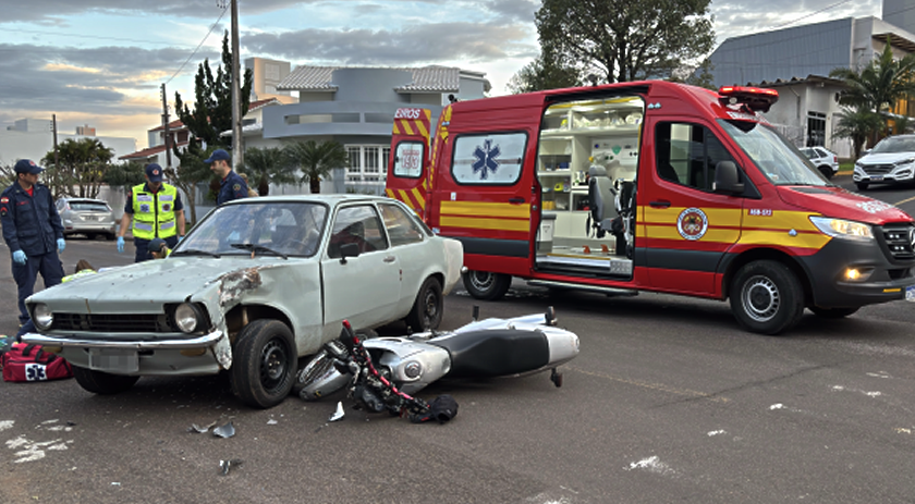Motociclista fica ferido em colisão com carro no centro