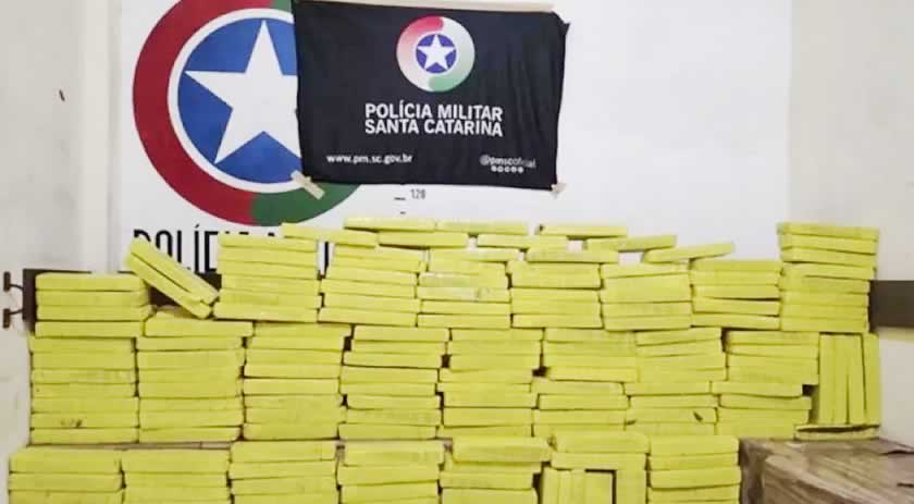 Homens são flagrados jogando 195 kg de maconha no mato em SC