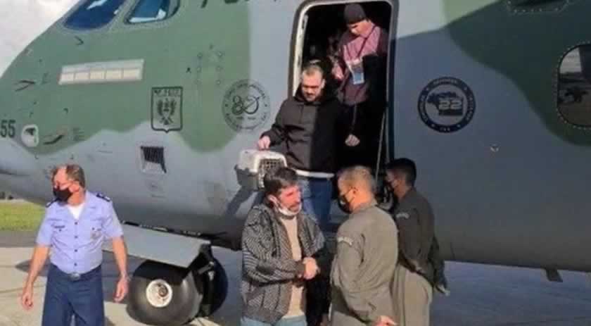 Avião com brasileiros que estavam na Ucrânia desembarca no Brasil