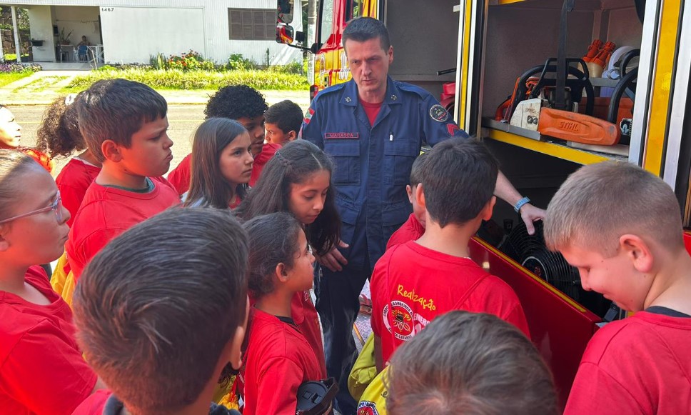 Projeto “Bombeiro Mirim” realiza visita ao Corpo de Bombeiros