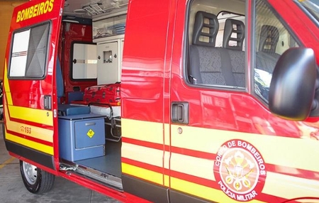 Homem é socorrido após sofrer queda de barracão