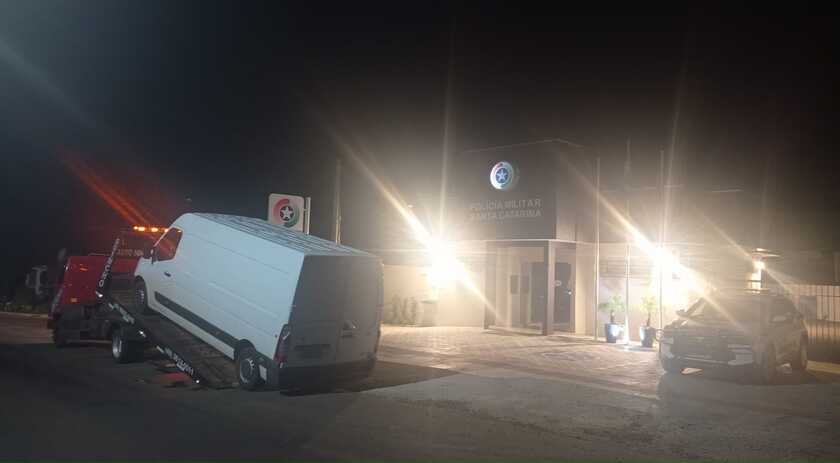 PM flagra van com mais de R$ 17 mil em multas