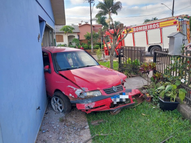 Carro sai da pista e colide em residência