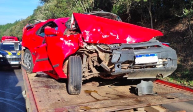 Carro fica prensado entre dois caminhões na BR-282