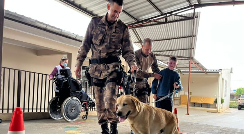 Canil da Polícia Militar desenvolve dia de terapia com cão na Apae