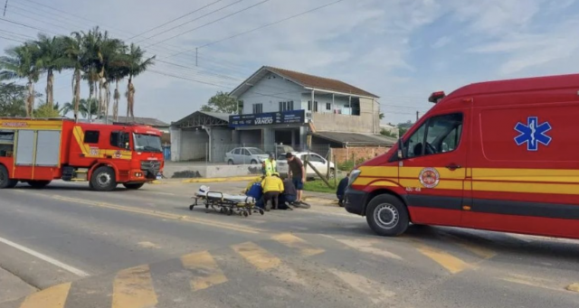 Criança fica com peça de bicicleta cravada na perna após queda em SC