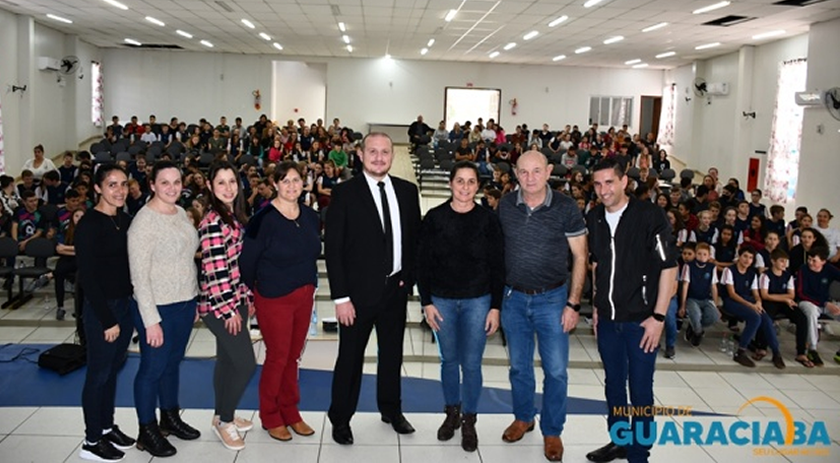 Mais de 500 alunos participam de palestras alusivas ao combate às drogas