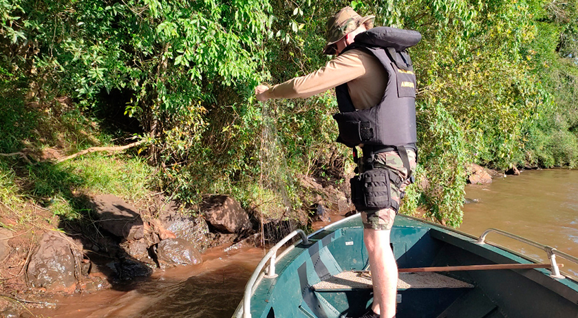 Polícia Militar Ambiental apreende material de pesca proibido e autua pescadores