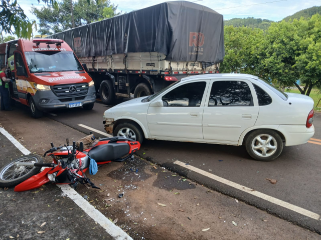 Colisão entre carro e moto deixa duas pessoas feridas