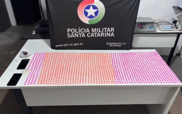 PM apreende quase 1,6 mil comprimidos de ecstasy e prende jovem